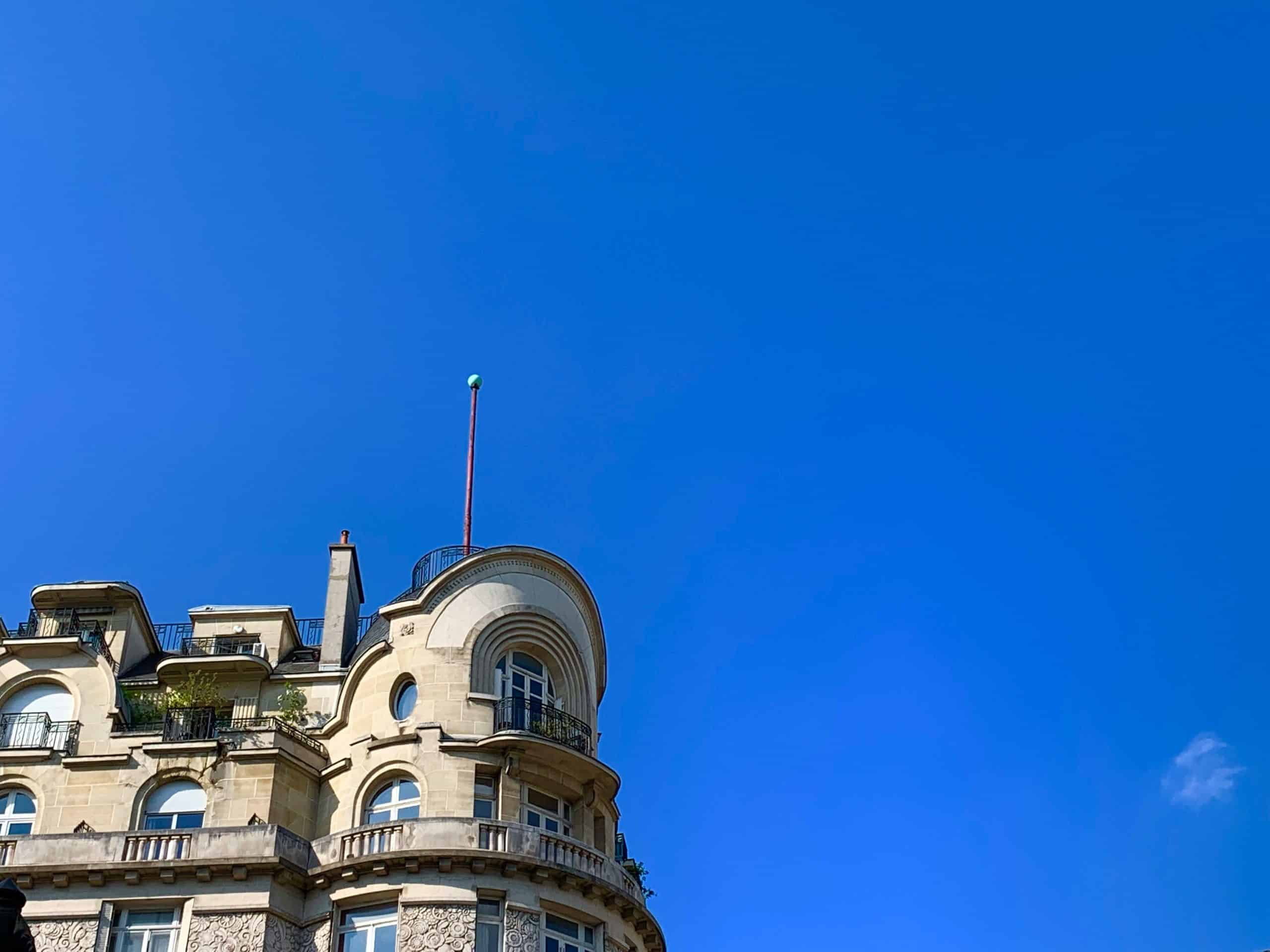 le crowdfunding immobilier permet d'investir dans des projets immobiliers en participant au financement collaboratif de biens immobiliers, offrant ainsi une opportunité d'investissement dans le secteur immobilier.